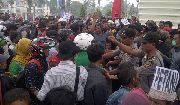 Ribuan masa dari warga SAD dan Petani Kunangan Jaya II yang tergabung dari Sekretariat bersama Gerakan Nasional, sempat ricuh, Dimana para pendemo terlihat saling dorong dengan aparat